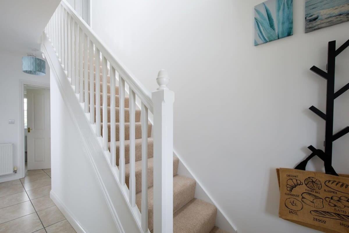 Modern & Stylish Seaside Family Home ชิชิสเตอร์ ภายนอก รูปภาพ
