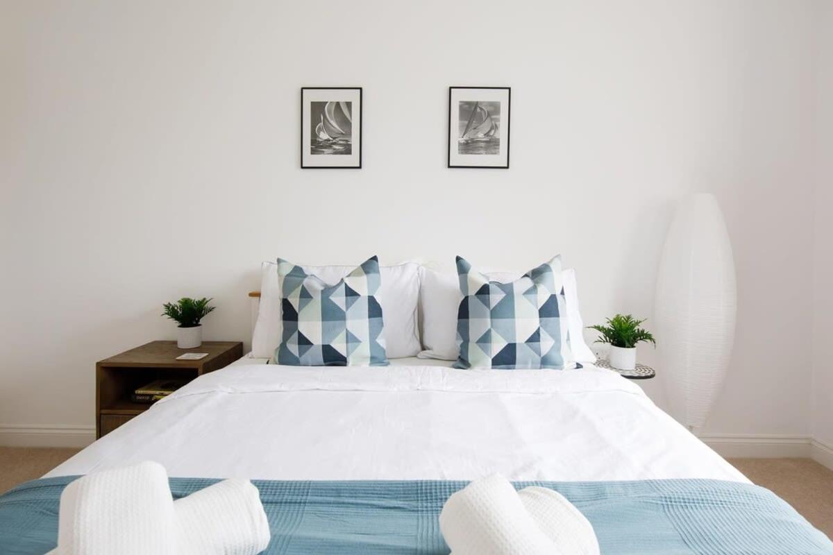 Modern & Stylish Seaside Family Home ชิชิสเตอร์ ภายนอก รูปภาพ