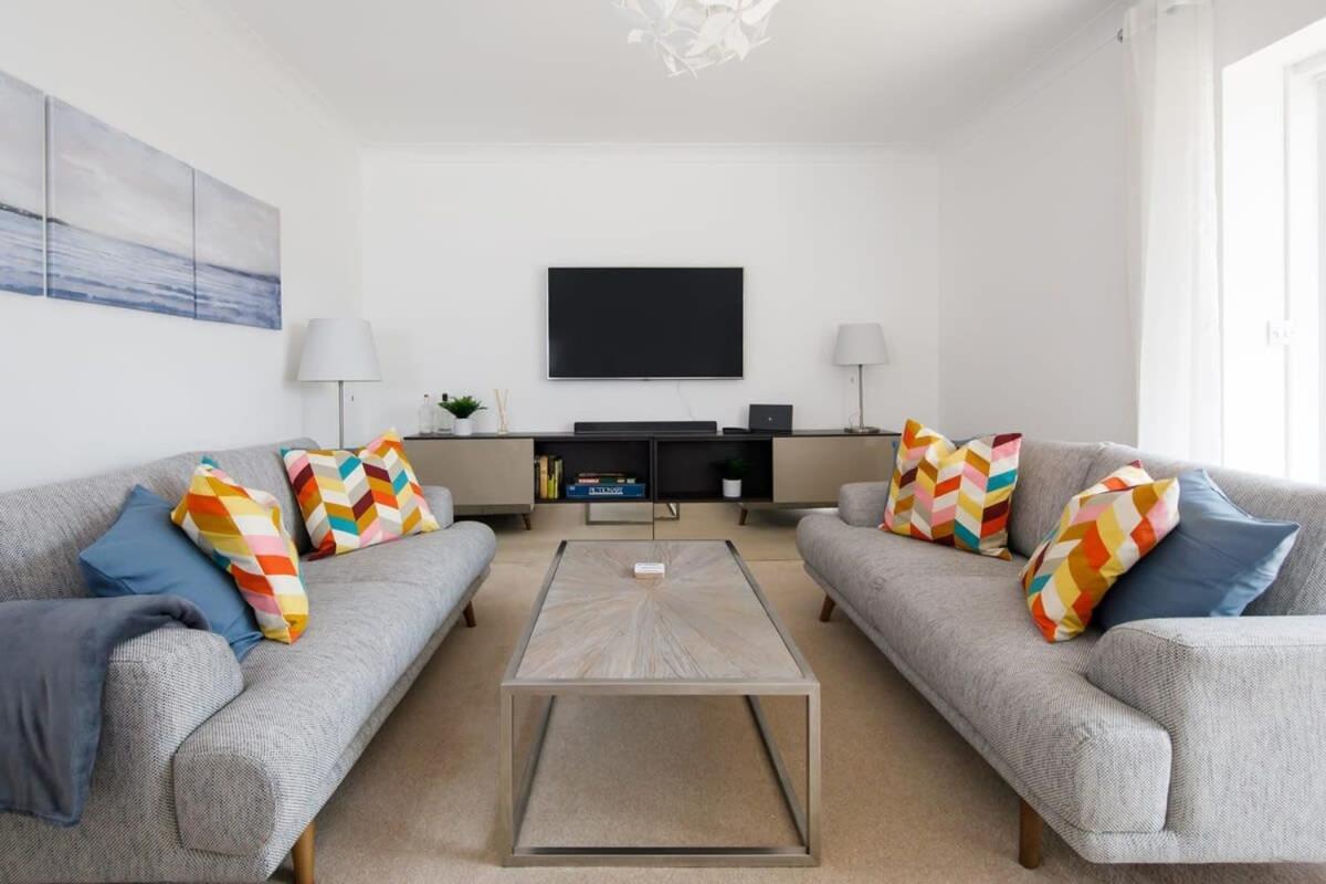 Modern & Stylish Seaside Family Home ชิชิสเตอร์ ภายนอก รูปภาพ