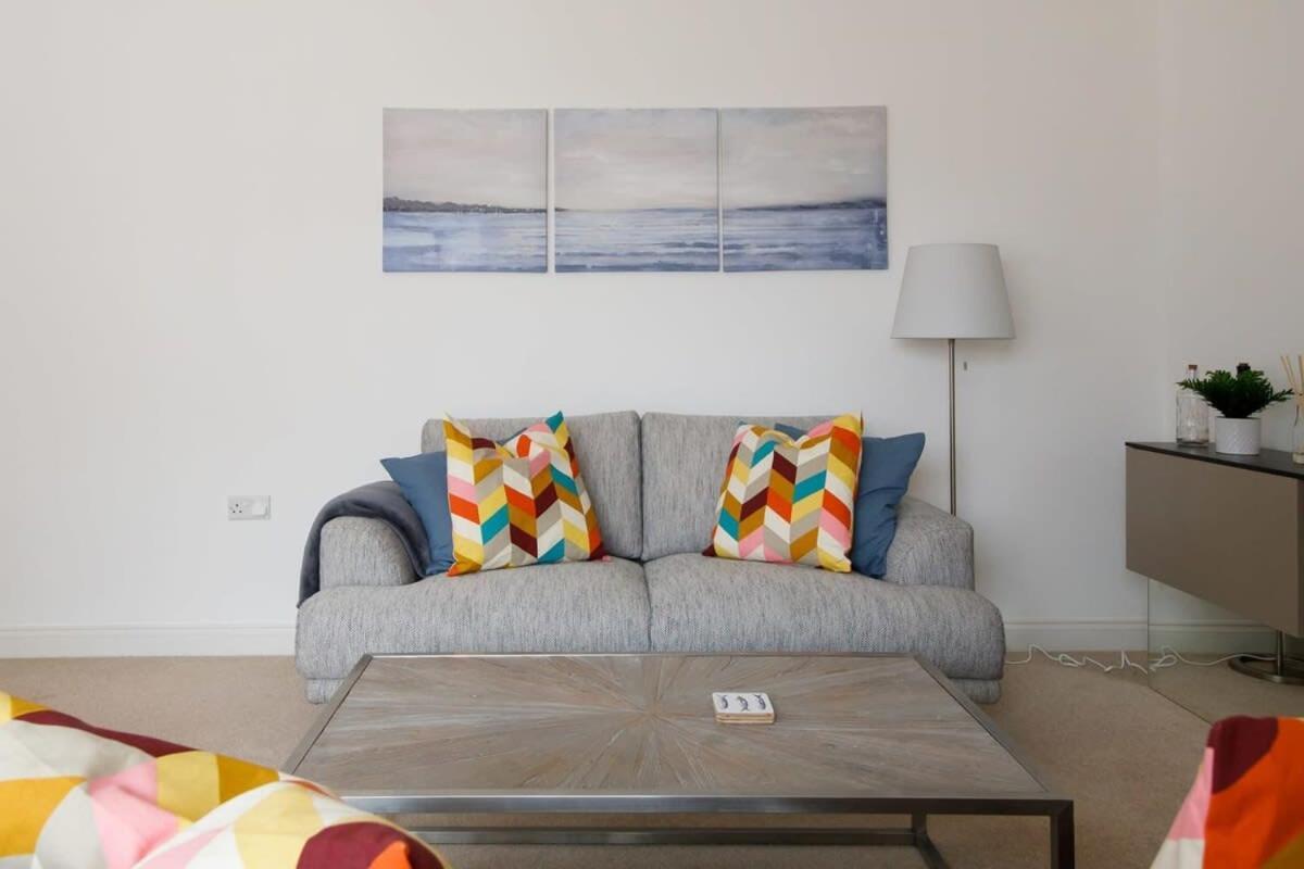 Modern & Stylish Seaside Family Home ชิชิสเตอร์ ภายนอก รูปภาพ