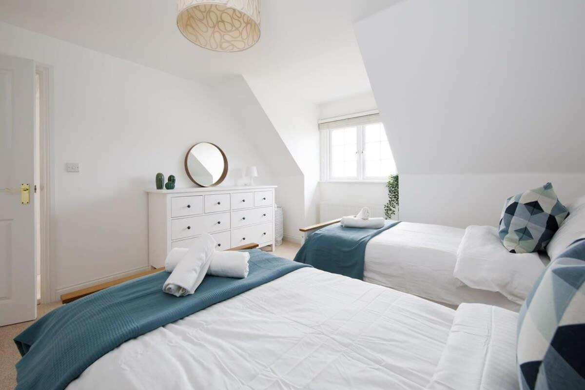 Modern & Stylish Seaside Family Home ชิชิสเตอร์ ภายนอก รูปภาพ