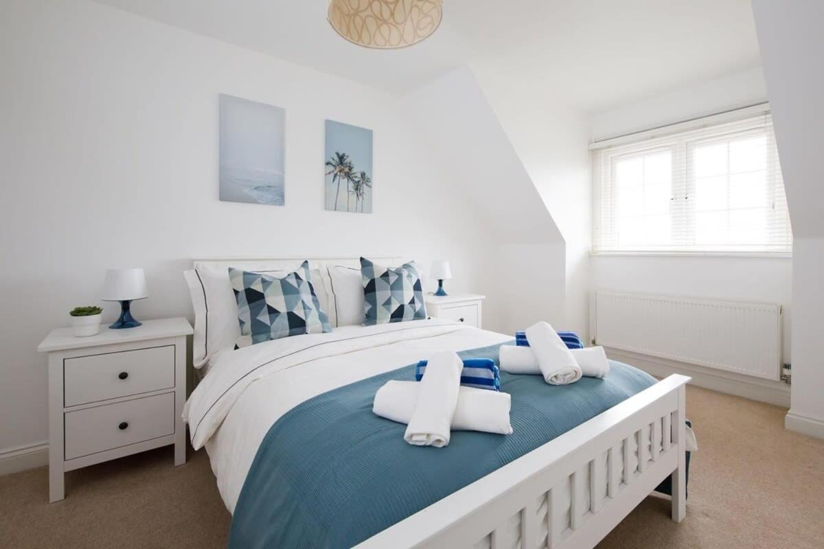 Modern & Stylish Seaside Family Home ชิชิสเตอร์ ภายนอก รูปภาพ