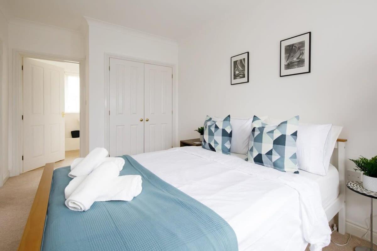 Modern & Stylish Seaside Family Home ชิชิสเตอร์ ภายนอก รูปภาพ