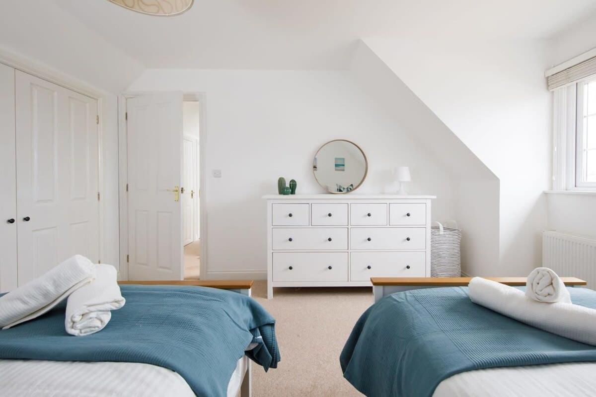 Modern & Stylish Seaside Family Home ชิชิสเตอร์ ภายนอก รูปภาพ