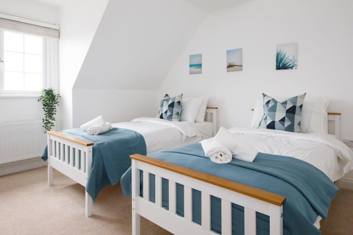 Modern & Stylish Seaside Family Home ชิชิสเตอร์ ภายนอก รูปภาพ