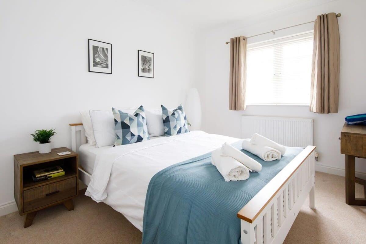 Modern & Stylish Seaside Family Home ชิชิสเตอร์ ภายนอก รูปภาพ