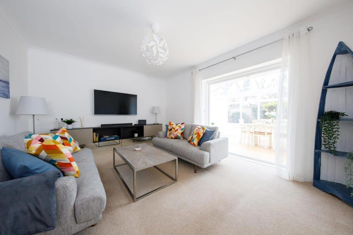 Modern & Stylish Seaside Family Home ชิชิสเตอร์ ภายนอก รูปภาพ