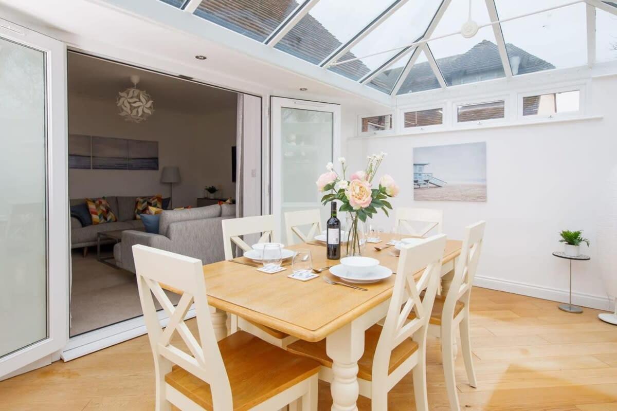 Modern & Stylish Seaside Family Home ชิชิสเตอร์ ภายนอก รูปภาพ