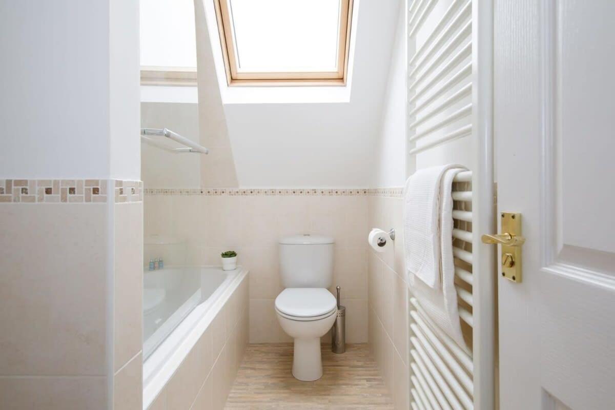 Modern & Stylish Seaside Family Home ชิชิสเตอร์ ภายนอก รูปภาพ
