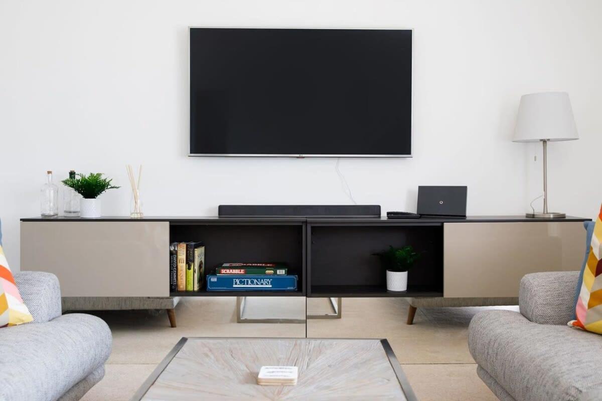 Modern & Stylish Seaside Family Home ชิชิสเตอร์ ภายนอก รูปภาพ