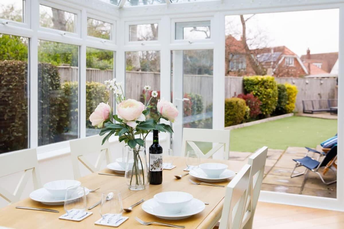 Modern & Stylish Seaside Family Home ชิชิสเตอร์ ภายนอก รูปภาพ